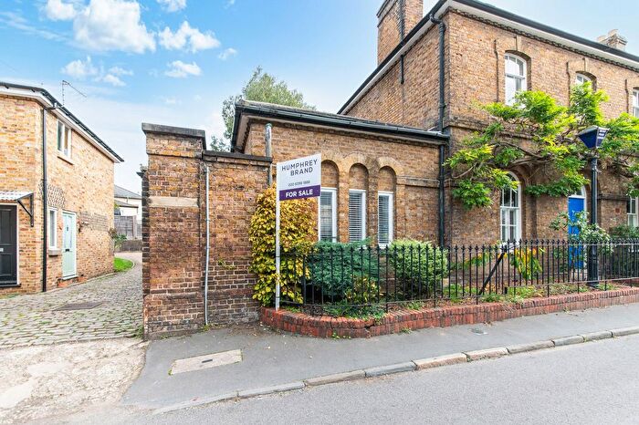 1 Bedroom Flat For Sale In Ferry Road, Thames Ditton, KT7
