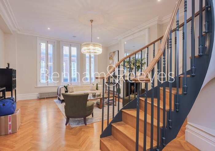 3 Bedroom Flat To Rent In Henrietta Street, London, WC2E