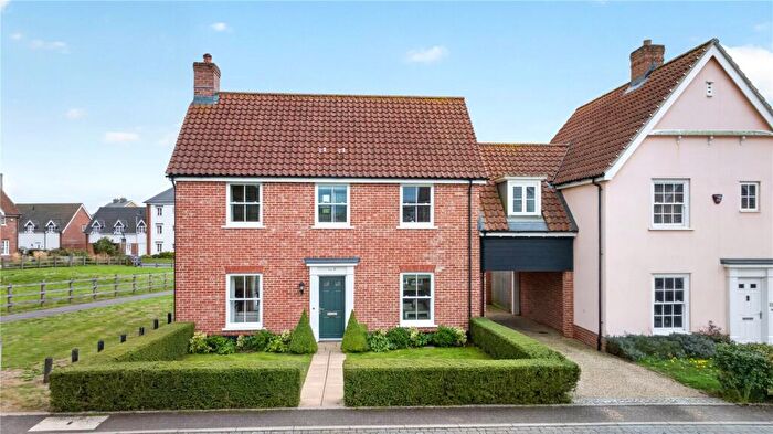4 Bedroom Link Detached House For Sale In Firecrest Close, Wymondham, Norfolk, NR18