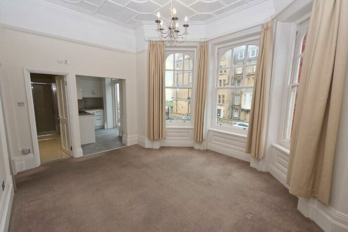 1 Bedroom Flat To Rent In Kings Gardens, Hove, East Sussex, BN3
