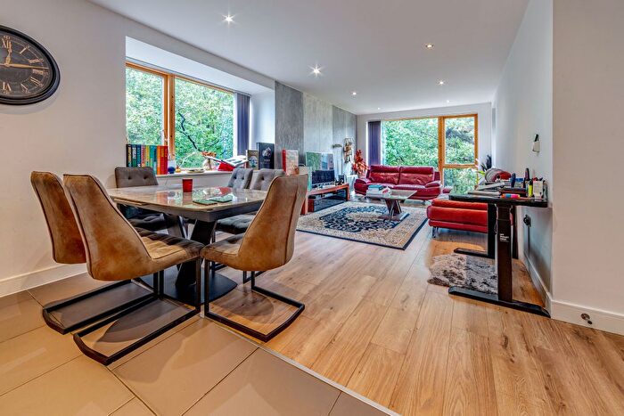 3 Bedroom Flat To Rent In Ebony Crescent, Barnet, EN4