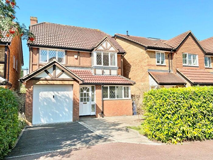 3 Bedroom Detached House For Sale In Lee Close, Barnet, EN5