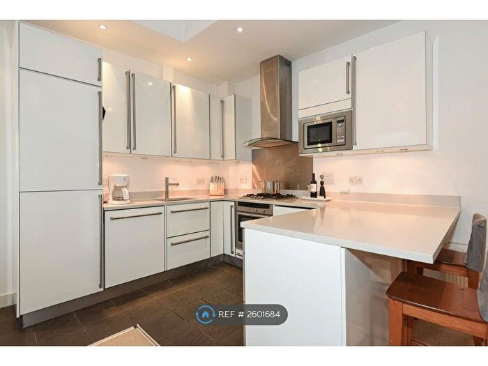 2 Bedroom Flat To Rent In Ferncroft Avenue, London, NW3
