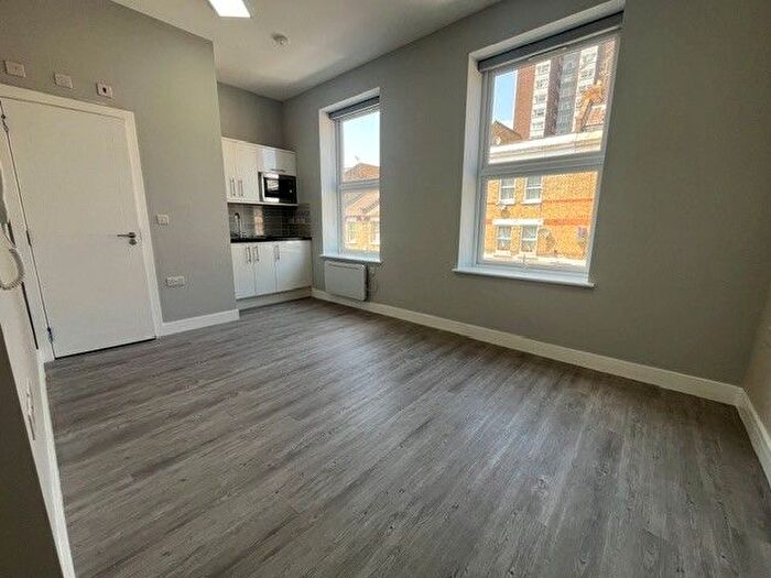 Studio To Rent In Greyhound, London, W6