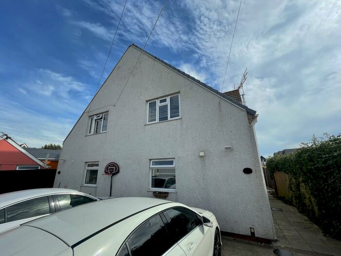 4 Bedroom Semi-Detached House To Rent In Gorse Way, Jaywick, Clacton-On-Sea, CO15