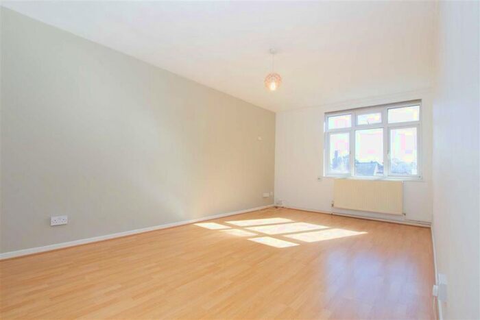 1 Bedroom Flat To Rent In Little Queens Road, Teddington, TW11