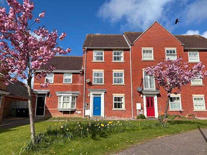 4 Bedroom Terraced House To Rent In Ashford Crescent, Grange Farm, MK8