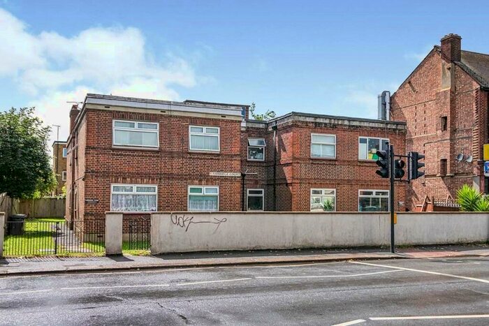 2 Bedroom Flat To Rent In Cambridge Road, Kingston Upon Thames, KT1