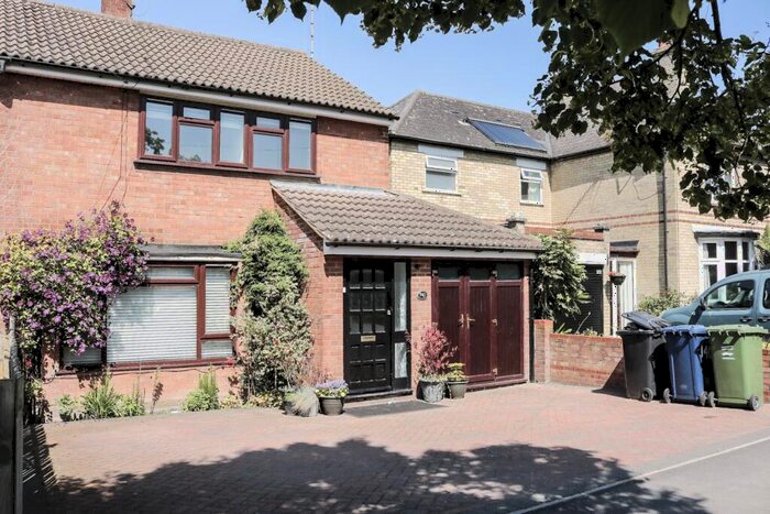 4 Bedroom Semi-Detached House For Sale In Mowbray Road, Cambridge., CB1