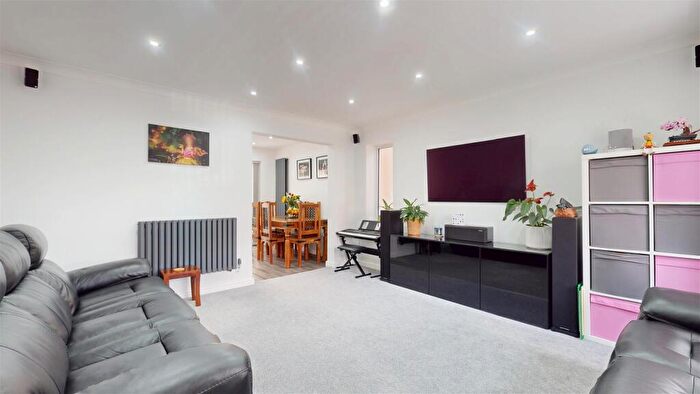 4 Bedroom Detached House For Sale In Nightingale Crescent, Bradville, Milton Keynes, MK13