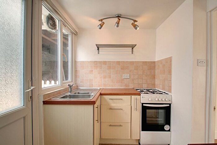 1 Bedroom Flat To Rent In Mulkern Road, Archway, London, N19
