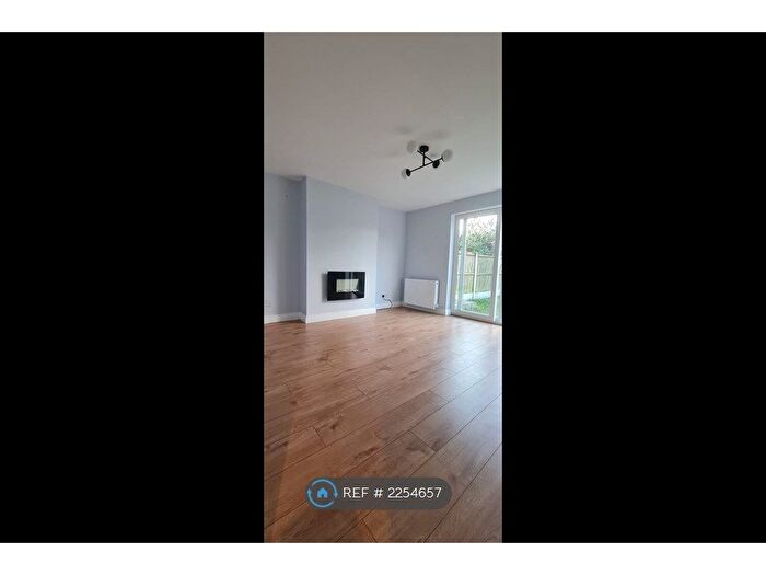 2 Bedroom Maisonette To Rent In Burr Close, Bexleyheath, DA7