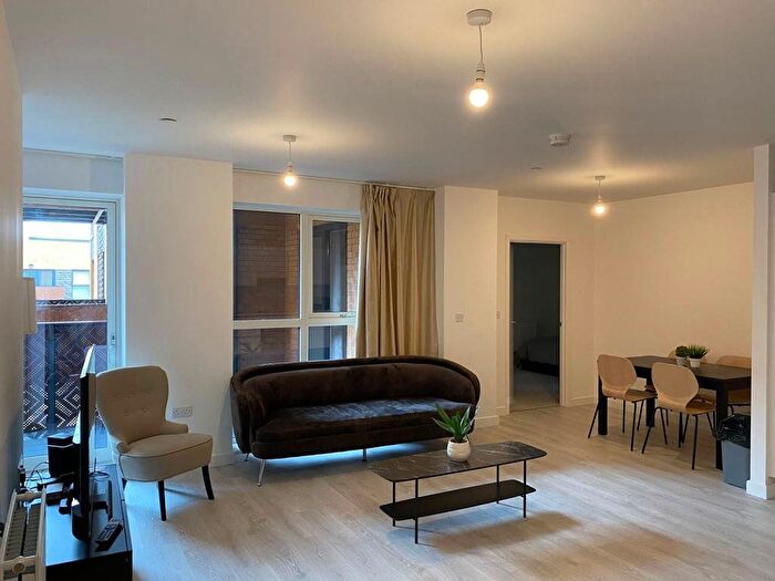 2 Bedroom Flat To Rent In East Acton Lane, London, W3