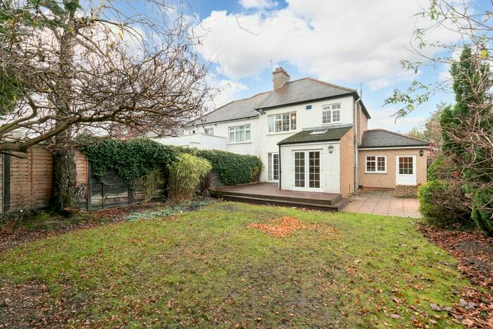 3 Bedroom Semi-Detached House To Rent In Oakleigh Crescent, Whetstone, London, N20