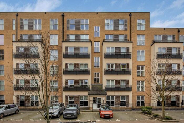 2 Bedroom Flat To Rent In Lanadron Close, Isleworth, TW7