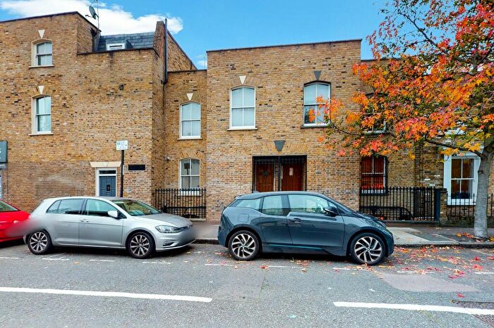 3 Bedroom Town House To Rent In Hewlett Road, Bow, London, E3