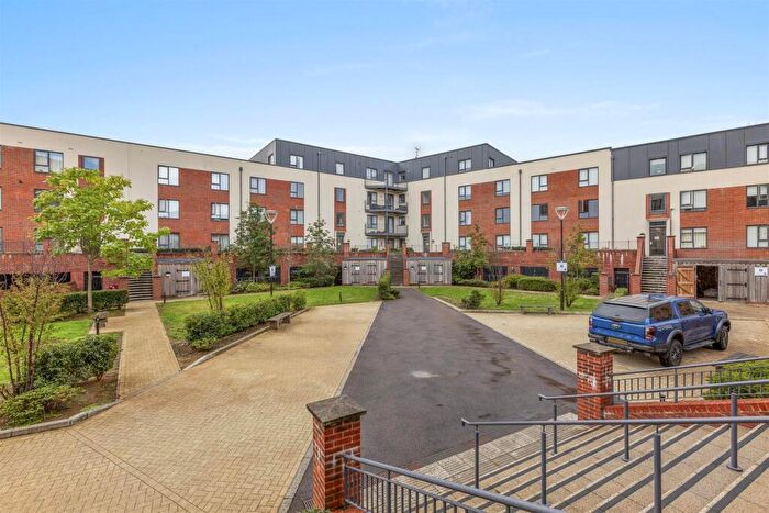 1 Bedroom Apartment For Sale In Suffield Hill, High Wycombe, HP11