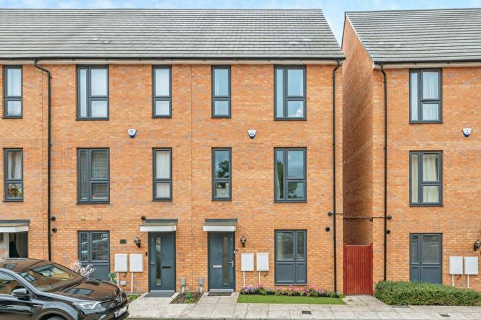 4 Bedroom End Of Terrace House For Sale In Lance Street, Rainham, Essex, RM13