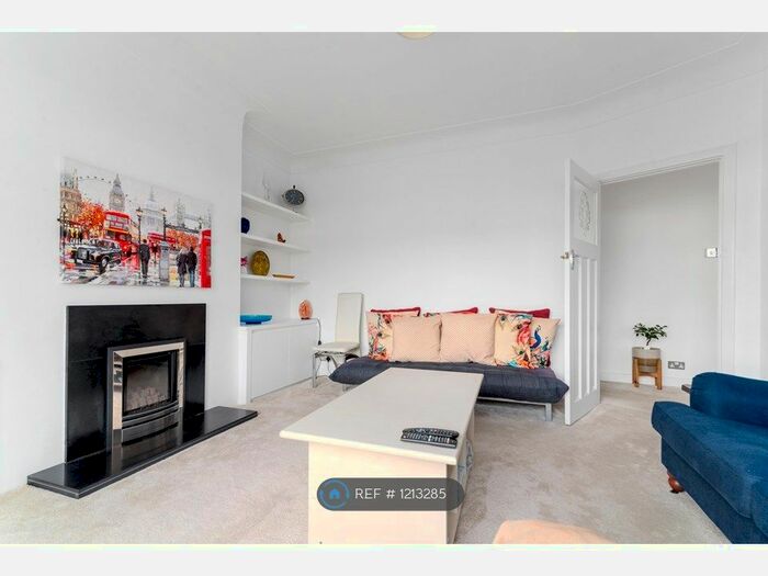 2 Bedroom Flat To Rent In Hermitage Court, London E18