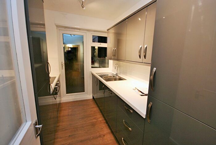 3 Bedroom Flat To Rent In Beaumont Square, London, E1