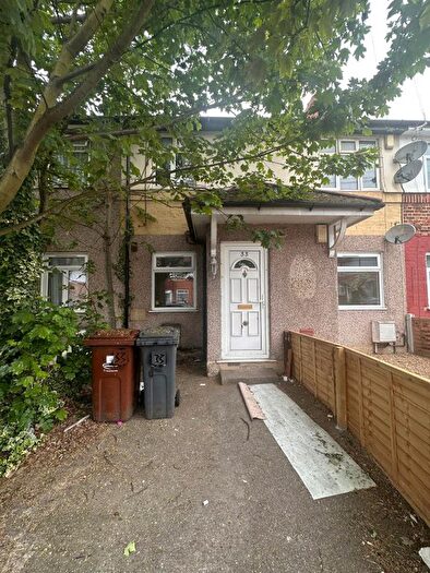 2 Bedroom Flat To Rent In Grantham Gardens, Chadwell Heath, Romford, RM6