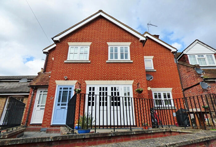 2 Bedroom Maisonette To Rent In Leatherhead, KT22