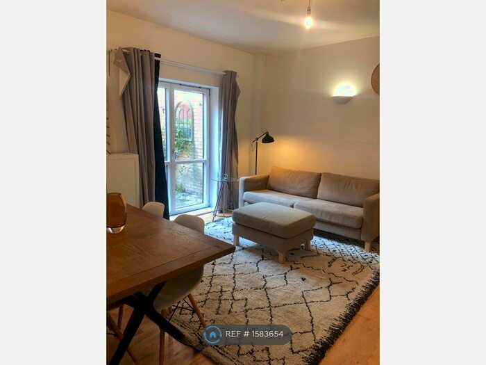 2 Bedroom Flat To Rent In William Fairburn Way, Manchester, M4