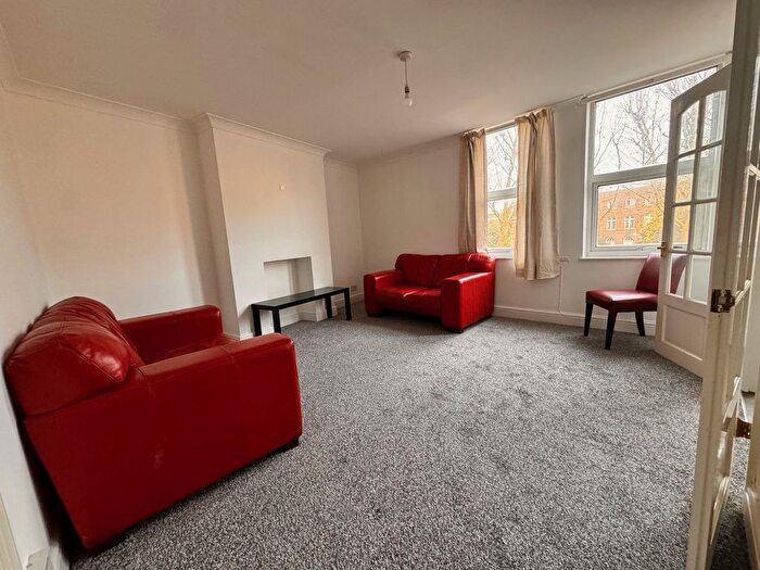 3 Bedroom Flat To Rent In Tooting Bec Road, London, SW17