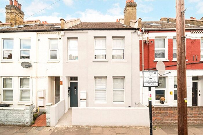 4 Bedroom Flat To Rent In Hoyle Road, London, SW17