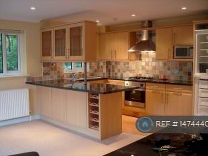 2 Bedroom Flat To Rent In Kings Court, Huddersfield, HD1