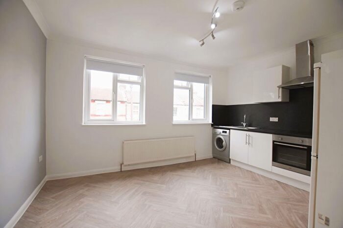 1 Bedroom Flat To Rent In Warwick Road, London, N18