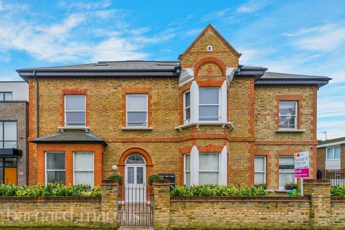 2 Bedroom Flat To Rent In Lime Grove, New Malden, KT3