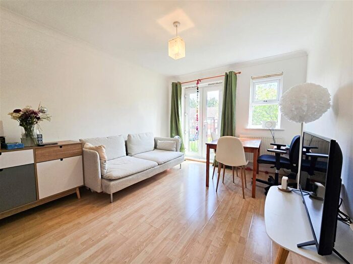 1 Bedroom Flat To Rent In Corwell Lane, Uxbridge, UB8
