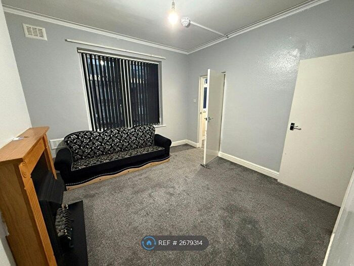 2 Bedroom Flat To Rent In Toller Lane, Bradford, BD9