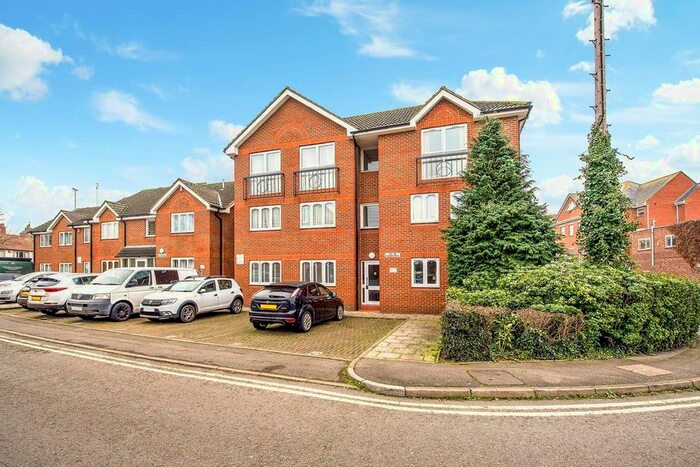 1 Bedroom Flat To Rent In Gogmore Lane, Chertsey, KT16