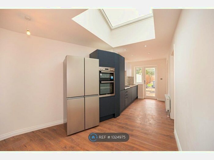 3 Bedroom Flat To Rent In Brigstock Road, Thornton Heath, CR7