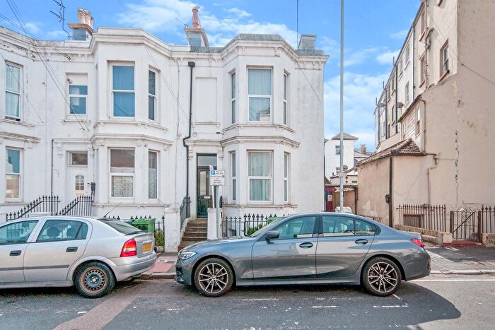1 Bedroom Flat For Sale In Ceylon Place, Eastbourne, BN21