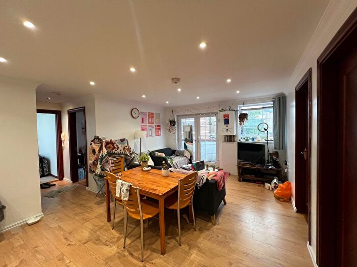 3 Bedroom Flat To Rent In Stanway Street, London, N1
