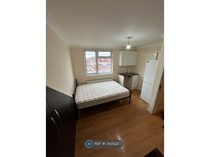 Studio To Rent In Greenland Crescent, Southall, UB2