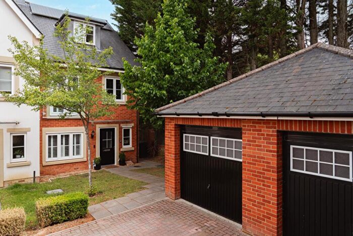 4 Bedroom End Of Terrace House For Sale In Greyford Close, Leatherhead, KT22