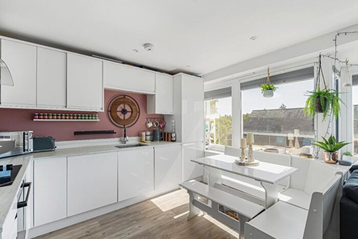 2 Bedroom Flat For Sale In High Street, Alton, Hampshire, GU34