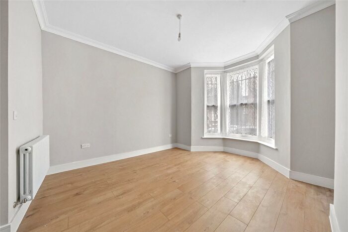 3 Bedroom Flat For Sale In Narford Road, Clapton, London, E5