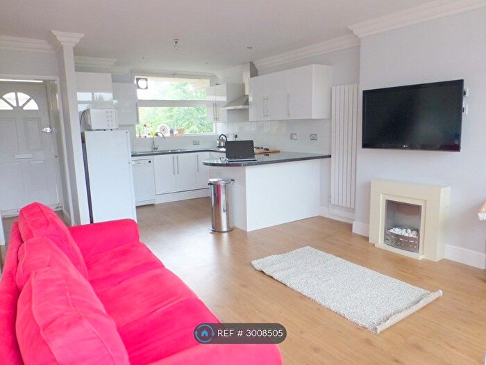 3 Bedroom Flat To Rent In Westbridge Road, Battersea, SW11