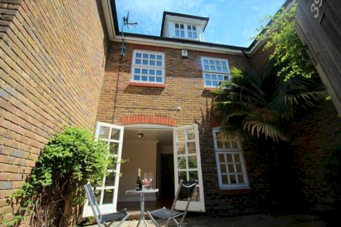 3 Bedroom Town House To Rent In Davy Court, Rochester, Kent., ME1