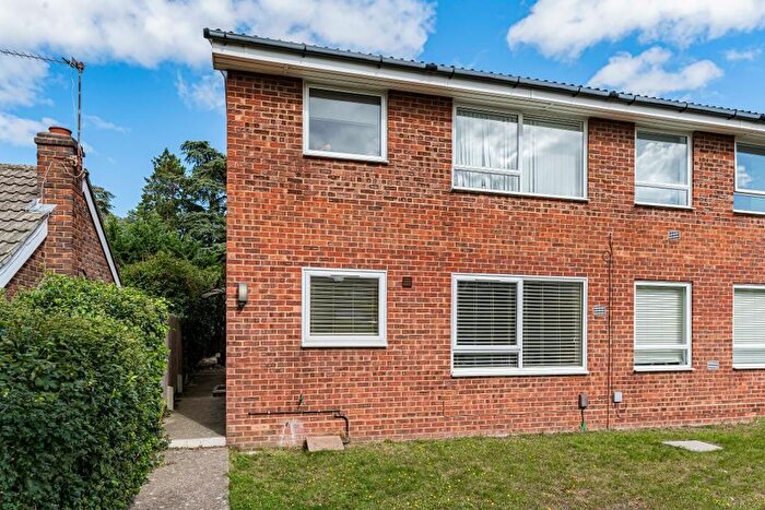 2 Bedroom Flat For Sale In Warren Road, Orpington, Kent, BR6