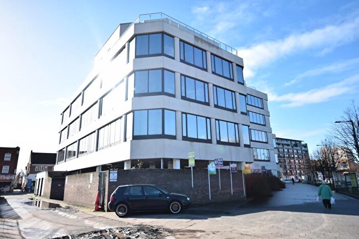 2 Bedroom Flat To Rent In High Street, Slough, SL1