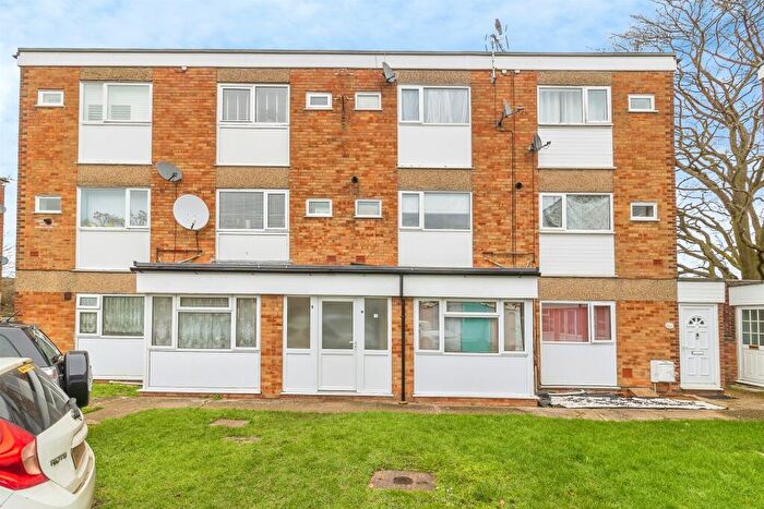 2 Bedroom Maisonette For Sale In Vicarage Road, Bletchley, Milton Keynes, MK2