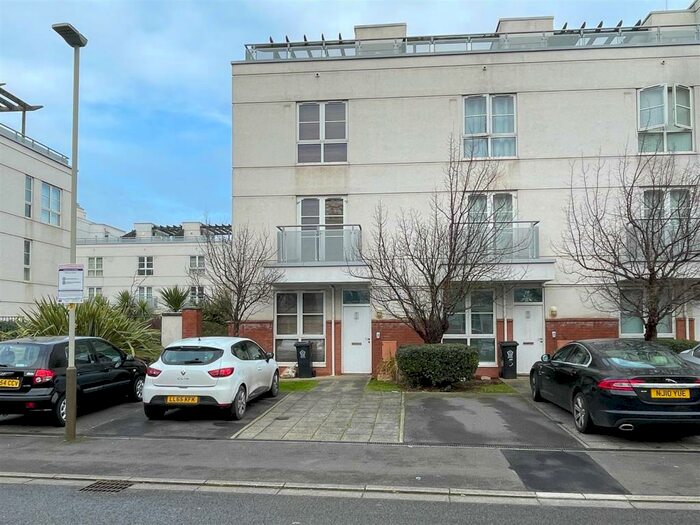 4 Bedroom Town House To Rent In Helmdon Road, Leicester, LE2