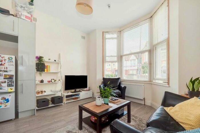 1 Bedroom Flat To Rent In Longley Road, London, SW17