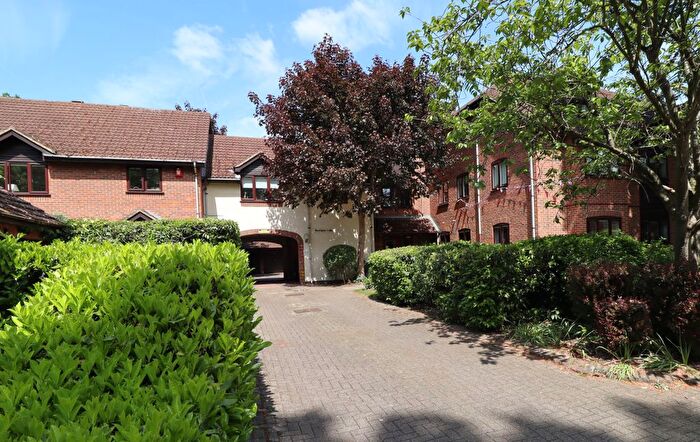 2 Bedroom Flat To Rent In Princes Road, Weybridge, KT13